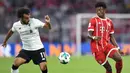 Gelandang Liverpool, Mohamed Salah, berebut bola dengan bek Bayern Munchen, David Alaba, pada laga Audi Cup di Stadion Allianz Arena, Munchen, Selasa (1/8/2017). Munchen kalah 0-3 dari Liverpool. (AFP/Christof Stache)