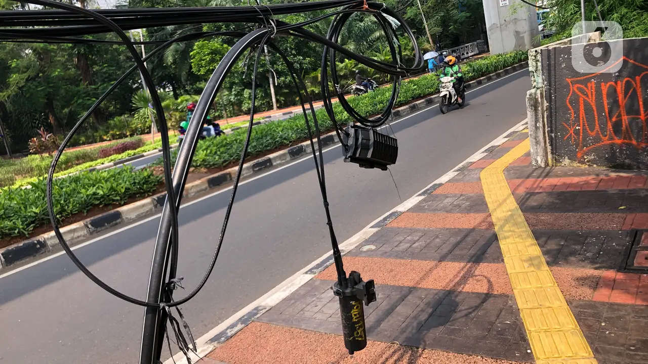 FOTO: Instalasi Kabel Dibiarkan Semrawut di Kebayoran Baru
