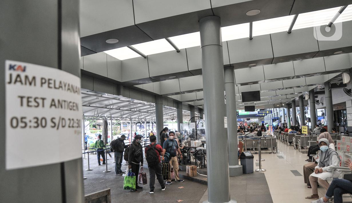 Calon penumpang melakukan pendaftaran tes antigen di Stasiun Pasar Senen, Jakarta, Senin (3/1/2022). PT KAI (Persero) menurunkan tarif tes antigen di stasiun bagi penumpang KA jarak jauh menjadi Rp35 ribu dari harga sebelumnya Rp45 ribu. (merdeka.com/Iqbal S. Nugroho)
