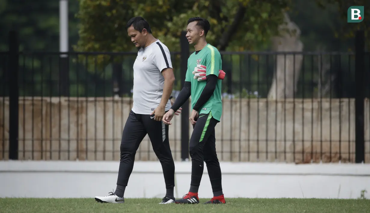 Pelatih kiper Timnas Indonesia, Kurnia Sandy, berdiskusi dengan Awan Setho saat latihan di Lapangan ABC Senayan, Jakarta, Selasa (20/11). Latihan ini persiapan jelang laga Piala AFF 2018 melawan Filipina. (Bola.com/Vitalis Yogi Trisna)