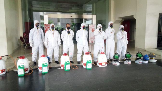 Petugas menyemprotkan disinfektan di gedung KPK (Fachrur Rozie/Liputan6.com)