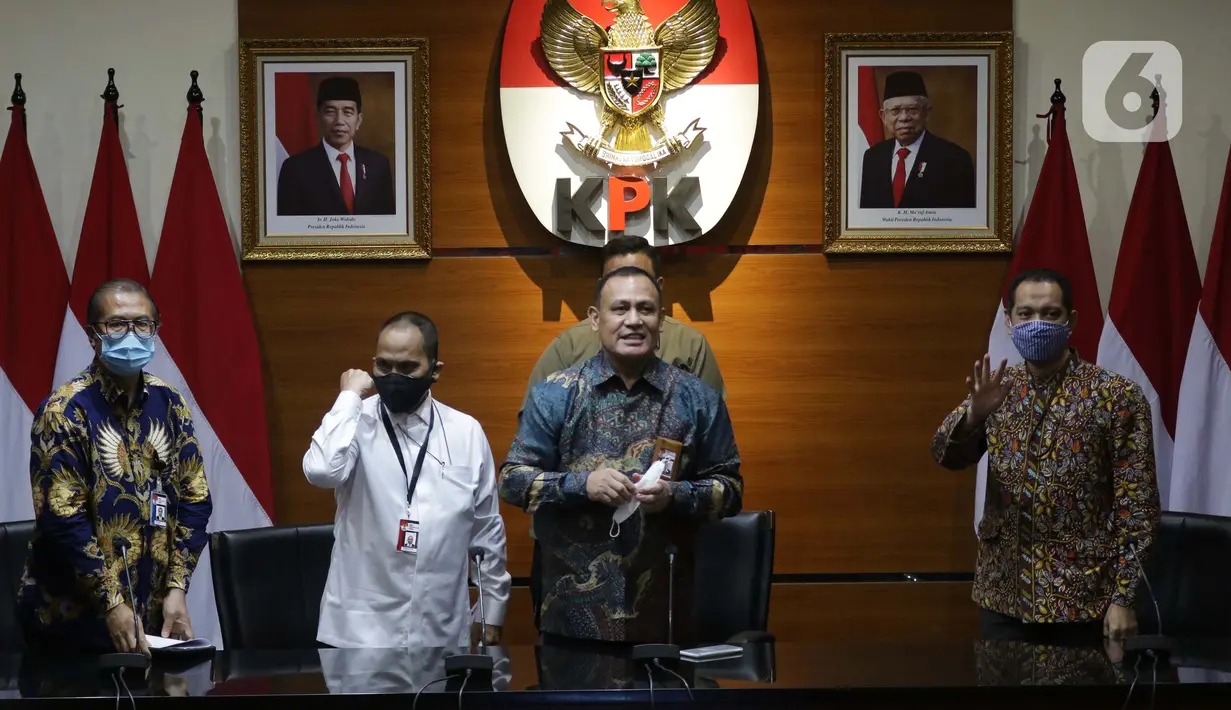 Ketua Komisi Pemberantasan Korupsi, Firli Bahuri (kedua kanan) usai mengumumkan hasil penilaian dalam rangka pengalihan status kepegawaian di Gedung KPK, Jakarta, Rabu (5/5/2021). Dari 1.351 pegawai KPK yang mengikuti tes wawasan kebangsaan, 75 orang tidak lulus. (Liputan6.com/Helmi Fithriansyah)
