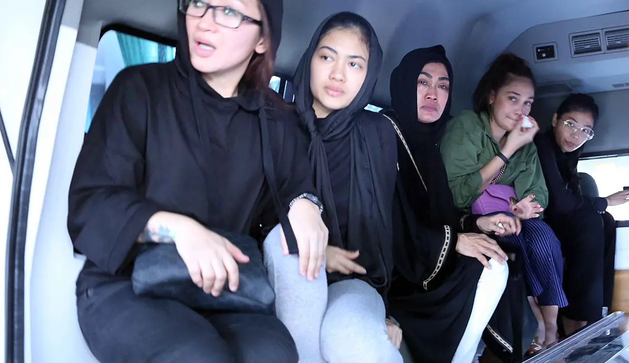 "Aduh nih orang, aduh luar biasa deh. Salut bukan main. Spirit dia berjuang untuk sembuh tuh luar biasa. Dia yang sudah begitu saja nggak menyerah apalagi kita yang masalahnya kecil," kata Luna Maya. (Nurwahyunan/Bintang.com)