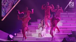 Aksi panggung pedangdut Via Vallen pada perayaan HUT ke-23 Indosiar di Jakarta Convention Center (JCC), Kamis (11/1). HUT Indosiar Bertema “Konser Raya 23 Tahun Indosiar Luar Biasa”. (Liputan6.com/Herman Zakharia)