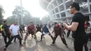 CdM Indonesia di Asian Games 2018, Komjen Pol. Syafruddin (kedua kiri) bersama perwakilan atlet berolahraga pagi di Stadion GBK, Jakarta, Minggu (15/4). Olahraga bersama ini untuk meningkatkan soliditas atlet Indonesia. (Liputan6.com/Helmi Fithriansyah)