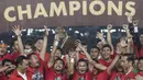 Para pemain Persija Jakarta merayakan gelar juara Piala Presiden setelah mengalahkan Bali United di SUGBK, Jakarta, Sabtu (17/2/2018). Persija menang 3-0 atas Bali United. (Bola.com/Vitalis Yogi Trisna)
