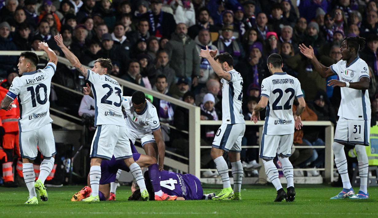 Pemain Fiorentina, Edoardo Bove mengalami kolaps saat laga lanjutan Liga Italia 2024/2025 melawan Inter Milan di Artemio Franchi Stadium, Florence, Italia, Minggu (01/12/2024) WIB. (AP Photo/LaPresse/Massimo Paolone)