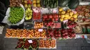 Penampakan buah yang dijual di sebuah pasar di Ibu Kota Damaskus, Suriah, Minggu (19/5/2019). Warga Suriah harus harus berhemat selama Ramadan lantaran taraf kehidupan mereka yang menyusut jauh. (Louai Beshara/AFP)