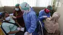 Warga menerima vaksin Pfizer dosis pertama di Kecamatan Beji, Depok,Rabu (1/9/2021). Pemerintah Kota Depok menggelar program Gebyar Vaksinasi Covid-19 secara serentak di 11 kecamatan di Kota Depok. (Liputan6.com/Johan Tallo)