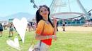 <p>Bersama sang suami Belva Devara, Sabrina Anggraini juga menghadiri Coachella 2022. Putri Indonesia Riau 2019 ini tampil ceria mengenakan ombre long sleeve top warna oranye yang dipadukan dengan celana panjang putih.  (Instagram/sabrinaanggraini).</p>