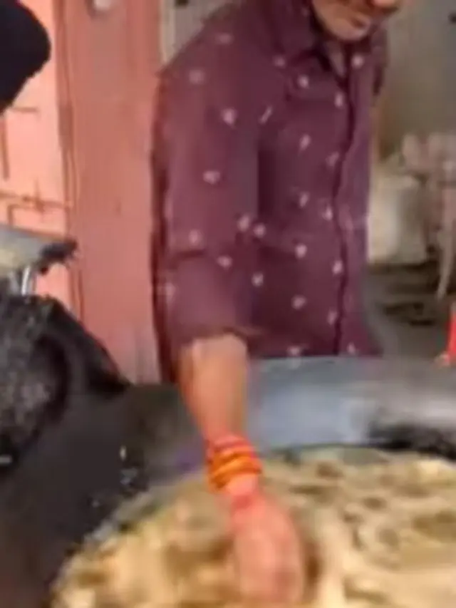 Viral Pria Masak Gorengan dengan Tangan Kosong, Masuk ke Minyak Mendidih
