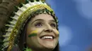 Senyum manis fans cantik asal Brasil saat menyaksikan laga Selecao melawan Swis pada grup E Piala Dunia 2018 di Rostov Arena, Rostov-on-Don, Rusia, (17/6/2018). Brasil dan Swis bermain imbang 1-1. (AP/Themba Hadebe)