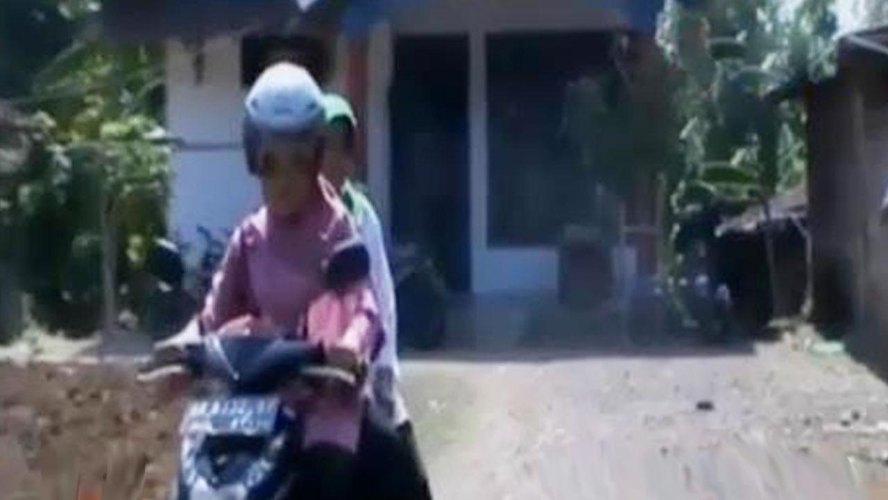 VIDEO: Gaji Rp 200 Ribu, Guru SD Ini Jadi Tukang Ojek