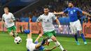 Pemain Irlandia, Shane Long (kanan), lolos dari hadangan pemain Italia, Leonardo Bonucci, pada laga Grup E Piala Eropa 2016 di Stade Pierre Mauroy, Lille, Kamis (23/6/2016) dini hari WIB. (AFP/Philippe Huguen)