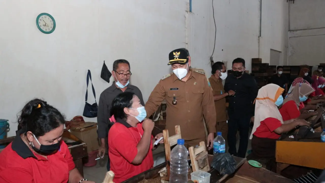 Buruh rokok di Sidoarjo terima Rp 300 ribu perbulan. (Dian Kurniawan/Liputan6.com)