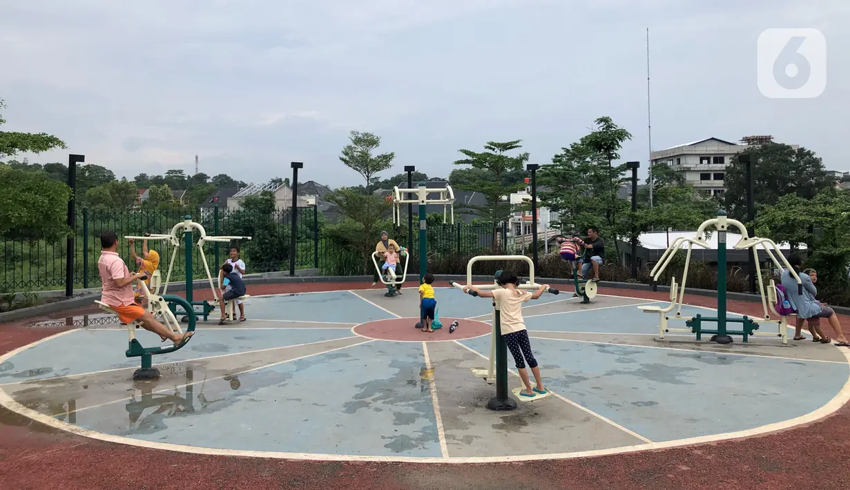 Aktivitas pengunjung di area Alun-alun Kota Depok, Jawa Barat, Senin (24/2/2020). Meskipun memasuki musim hujan, namun Alun-alun Kota Depok masih menjadi pilihan bagi sebagian warga untuk berolahraga dan berekreasi. (Liputan6.com/Immanuel Antonius)