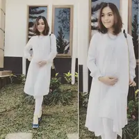 Metha Yunatria ketika memamerkan kandungannya. (Instagram @methayuna)