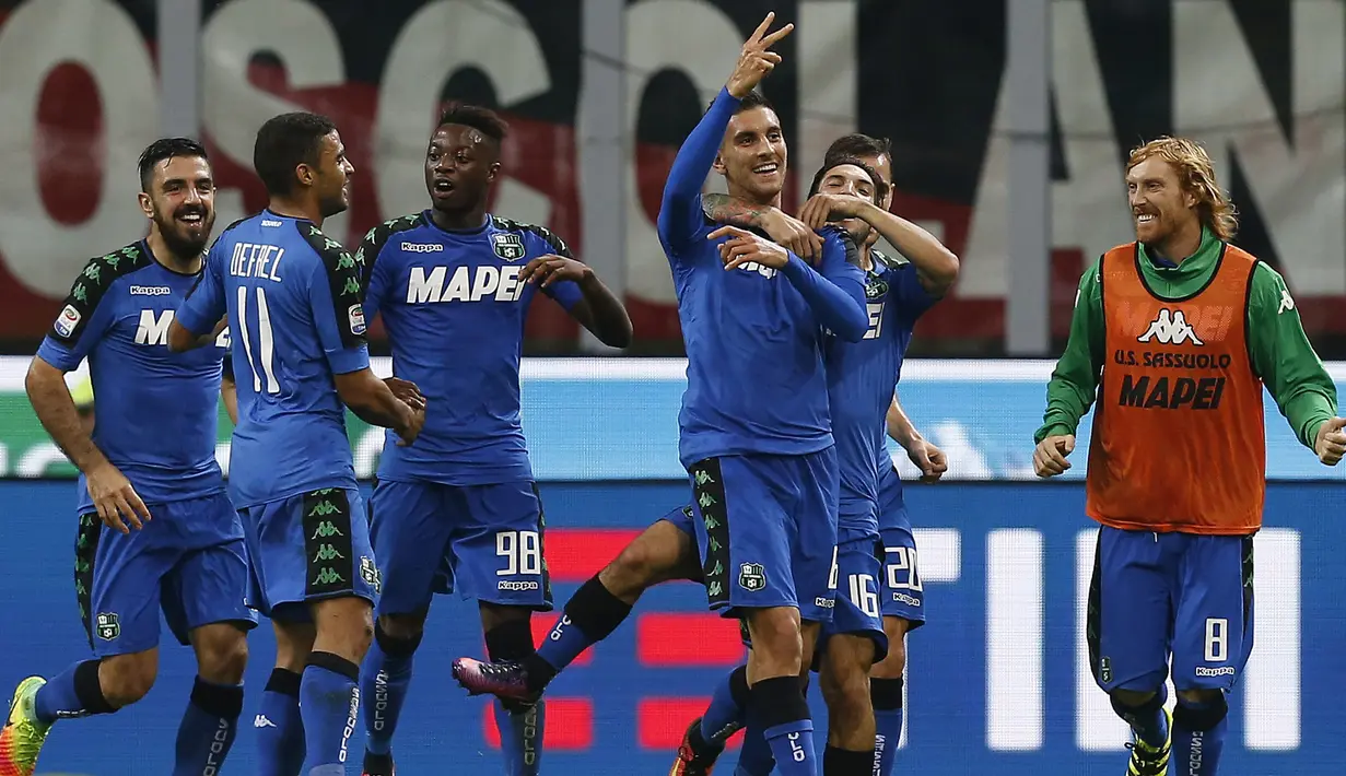 Gelandang Sassuolo, Lorenzo Pellegrini (keempat kiri) melakukan selebrasi usai mencetak gol kegawang AC Milan pada liga Italia di San Siro, Milan (3/9). AC Milan menang dramatis atas Sassuolo dengan skor 4-3. (AFP Photo/Marco Bertorello)
