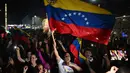 Lebih dari satu juta warga Venezuela memilih Kolombia sebagai rumah baru mereka. Tampak dalam foto, warga Venezuela yang tinggal di Kolombia merayakan penangkapan pemimpin mereka, Nicolas Maduro, di Cucuta, pada 3 Januari 2026. (Raul ARBOLEDA/AFP)