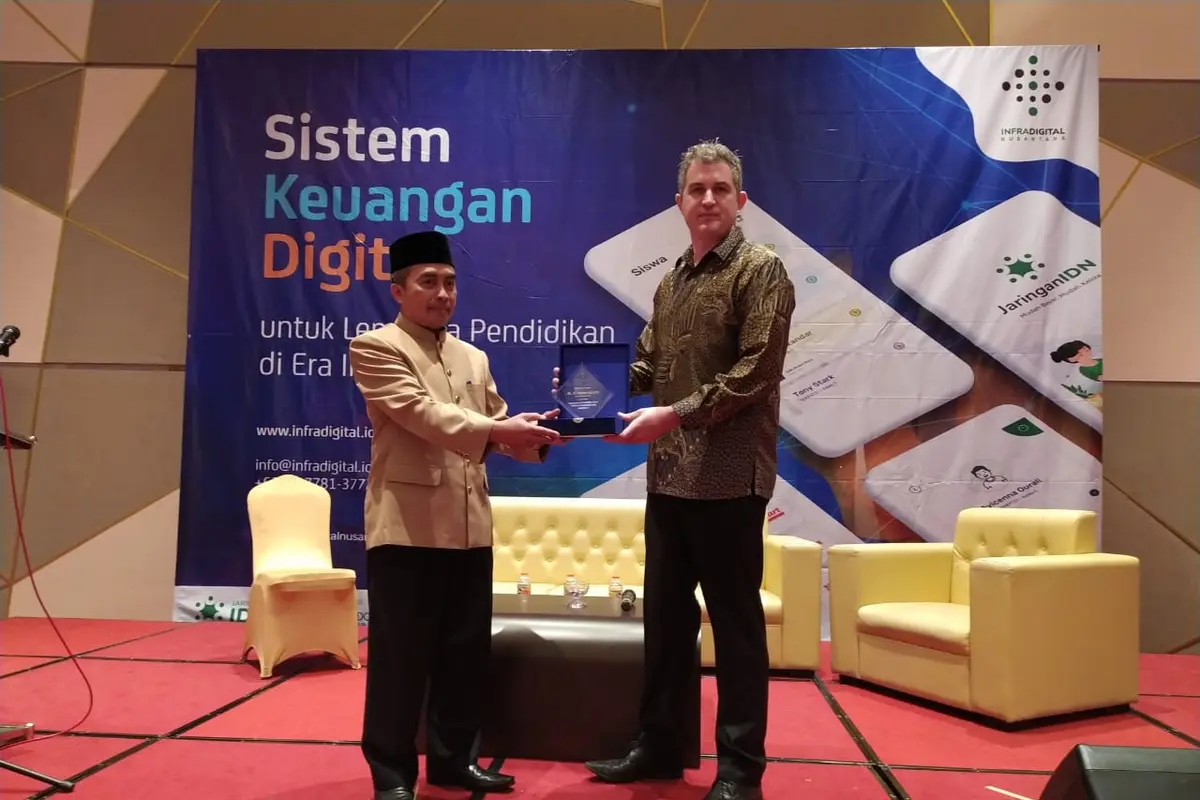 CEO Infradigital Nusantara Ian Mckenna tengah memberikan cenderamata kepada Sekda Tasikmalaya Muhammad Zen, sebelum pelaksanaan pelatihan digitalisasi data dan keuangan di Tasikmalaya, Jawa Barat