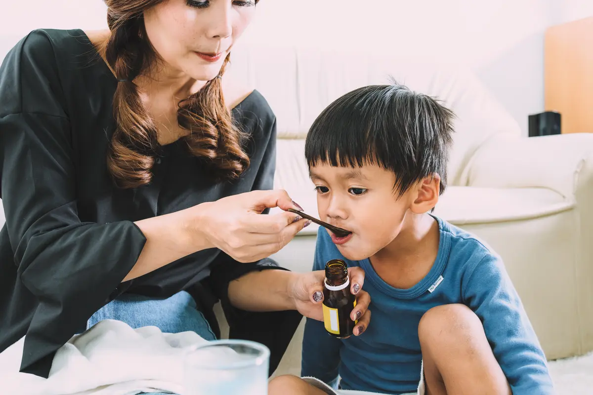 Ilustrasi anak minum obat sirup