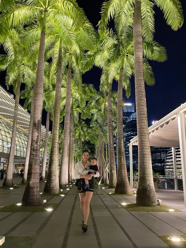 7 Potret Marcella Daryanani Bersama Suami dan Buah Hati Liburan ke Singapura