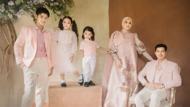 Pemotretan Keluarga Sonny Septian dan Fairuz A Rafiq (credit: instagram/fairuzarafiq/dierabachir_photography).