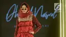 Seorang model berjalan di atas catwalk mengenakan busana rancangan Dhienda Nasrul pada hari ketiga Jakarta Modest Fashion Week di Gandaria City, Sabtu (28/7). Acara fashion ini diselenggarakan dari 26 hingga 29 Juli. (Kapanlagi.com/Bayu Herdianto)