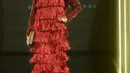 Seorang model berjalan di atas catwalk mengenakan busana rancangan Dhienda Nasrul pada hari ketiga Jakarta Modest Fashion Week di Gandaria City, Sabtu (28/7). Acara fashion ini diselenggarakan dari 26 hingga 29 Juli. (Kapanlagi.com/Bayu Herdianto)