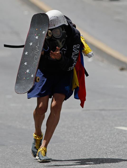 Seorang demonstran mengenakan skateboard-nya untuk tampeng saat bentrokan dengan pasukan keamanan menuntut Presiden Venezuela, Nicolas Maduro mundur di Caracas, Venezuela, (10/7). (AP Photo / Ariana Cubillos)