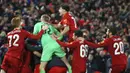 Para pemain Liverpool merayakan kemenangan atas Arsenal pada laga Piala Liga Inggris 2019 di Stadion Anfield, Rabu (30/10). Liverpool menang adu penalti atas Arsenal dengan skor 5-4. (AP/Jon Super)