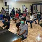 Aparat Kepolisian Daerah Sulawesi Selatan (Polda Sulsel) menindak tegas warga yang mengambil paksa jenazah Covid19 dari sejumlah Rumah Sakit di Makassar. (Liputan6.com/Eka Hakim)