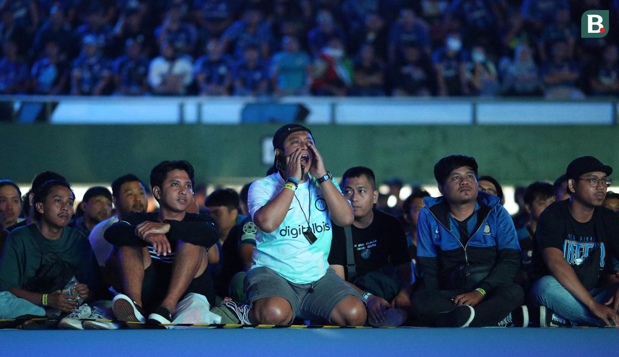 Fans Inter Milan menghadiri kegiatan nonton bareng final Liga Champions 2022/2023 antara Inter Milan vs Man City yang diselenggarakan oleh Inter Club Indonesia (ICI) di Tennis Indoor Senayan, Jakarta, Minggu (11/6/2023) dini hari WIB. (Bola.com/Bagaskara Lazuardi)