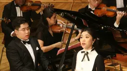 Isyana Sarasvati saat duet dengan pianis muda Jonathan Kuo dalam konser musik klasik bertajuk “Vienna at the Turn of 19th Century” Aula Simfonia Jakarta, Sabtu (6/5). Dalam konser itu, Jonathan Kuo dan Isyana tampil menawan. (Liputan6.com/Fery Pradolo)