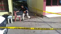 Polisi melakukan olah TKP Mapolsek Bontoala yang dilempar molotov (Liputan6.com/Fauzan)