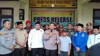 Kepala Polres Bengkalis AKBP Setyo Bimo Anggoro menjelaskan duduk perkara dugaan penghinaan simbol negara yang dilakukan karyawan swasta. (Liputan6.com/M Syukur)