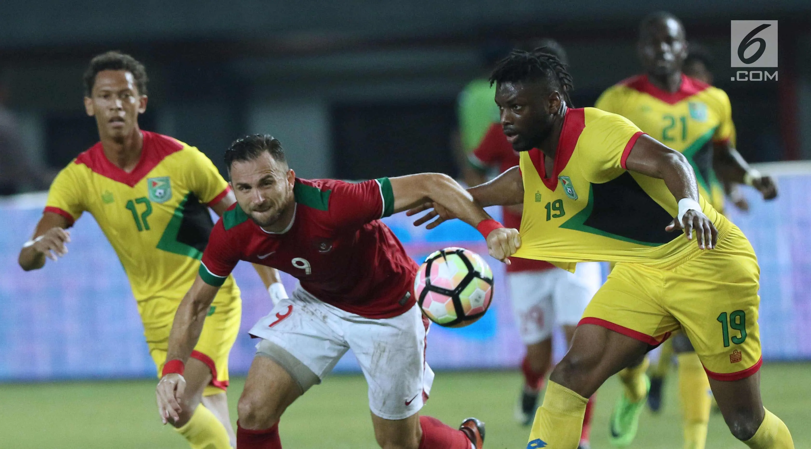  llija Spasojevic (kedua kiri) berebut bola dengan bek Guyana, Jelani Smith di Stadion Patriot Candrabhaga, Bekasi, Sabtu (25/11). (Liputan6.com/Helmi Fithriansyah)