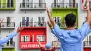 Pasien orang tanpa gejala (OTG) Covid-19 mengikuti senam pagi bersama tenaga medis dari atas balkon di Rumah Singgah Karantina Covid-19 Kabupaten Tangerang, Selasa (26/5/2020). Rumah singgah berkapasitas 100 orang, rutin melakukan senam pagi setiap hari pukul 08.00 WIB. (Liputan6.com/Fery Pradolo)