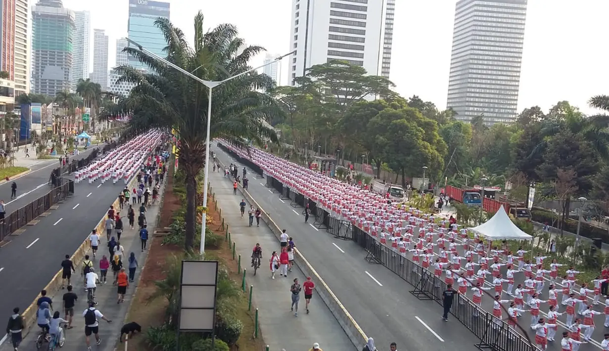 Ribuan peserta mengikuti pemecahan Guinness World Record tari Poco-poco di sepanjang Jalan MH Thamrin-Sudirman, Jakarta, Minggu (5/8). Acara tari Poco-poco ini tersebar dari Lapangan Silang Monas hingga Semanggi. (Liputan6.com/Pool/Biro Pers Setpress)