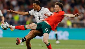 Federasi Sepak Bola Portugal (FPF) menyebut Diogo Jota sebagai sosok yang luar biasa. Presiden FPF Pedro Proenca menyampaikan ucapan duka cita atas musibah yang dialami Diogo Jota dan sang adik, Andre Silva. Keduanya meninggal dunia akibat kecelakaan mobil. Tampak dalam foto, penyerang Portugal Diogo Jota (kanan) berebut bola dengan Felix Nmecha (Jerman) saat pertandingan sepak bola semifinal UEFA Nations League di Munich, Jerman pada 4 Juni 2025. (Alexandra BEIER/AFP)