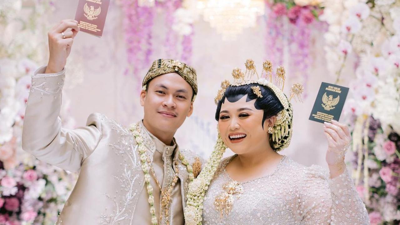 6 Potret Beda Gaya Salshabilla Adriani dan Clarissa Putri Kenakan Kebaya Putih saat Akad, Sama-sama Menikah di Tanggal Cantik