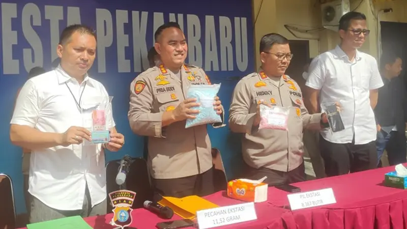 Konferensi pers pengungkapan ribuan butir pil ekstasi oleh Polresta Pekanbaru.