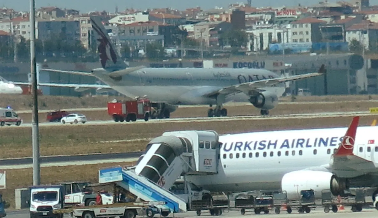 Sebuah Pesawat Qatar Airways mendarat darurat di Bandara Ataturk, Istanbul pada Kamis, (18/08) waktu setempat. Pesawat jenis Airbus 330 itu akan terbang menuju Doha, Qatar. (REUTERS/Stringer)