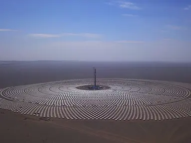 Pemandangan pembangkit listrik tenaga surya di Dunhuang, Provinsi Gansu, China, Minggu (2/9). Pembangkit listrik tenaga surya ini berkapasitas 100 Megawatt. (STR/AFP)