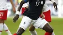 Gelandang Prancis, Moussa Sissoko berusaha mengontrol bola dari kawalan pemain Turki, Mahmut Tekdemir selama pertandingan Grup H Kualifikasi Piala Eropa 2020 di Stade de France di Saint Denis, utara Paris (14/10/2019). Turki bermain imbang 1-1 atas Prancis. (AP Photo/Thibault Camus)