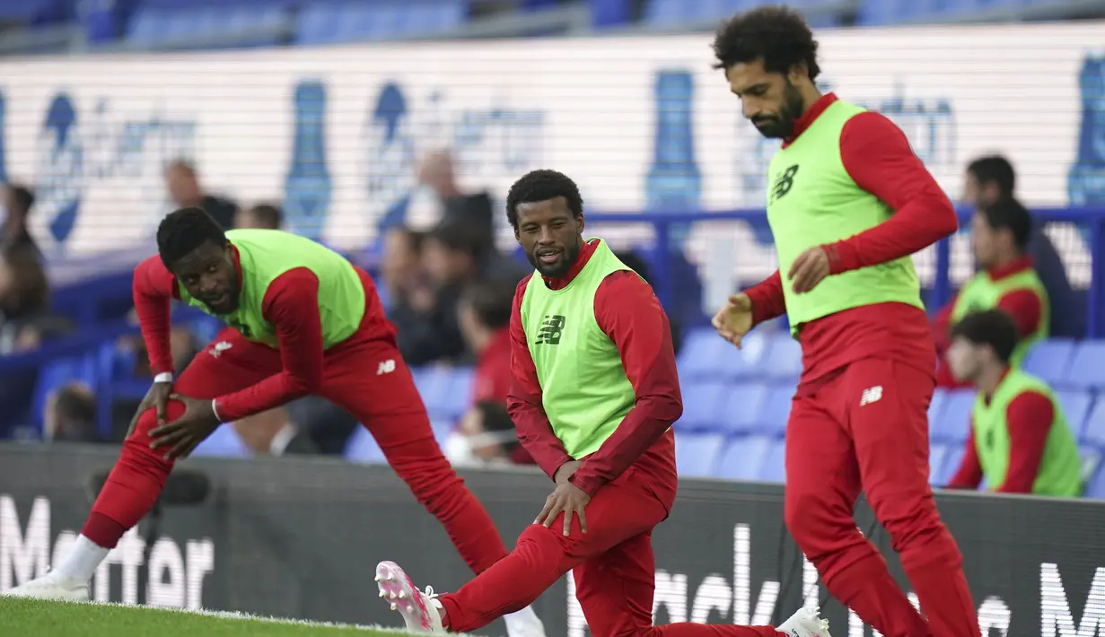 Pemain Liverpool Divock Origi (kiri), Georginio Wijnaldum (tengah), dan Mohamed Salah (kanan) melakukan pemanasan saat menghadapi Everton pada lanjutan Liga Primer Inggris di Goodison Park, Liverpool, Inggris, Minggu (21/6/2020). Pertandingan berakhir dengan skor 0-0. (AP Photo/Jon Super, Pool)