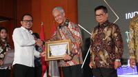 Menteri Ketenagakerjaan M. Hanif Dhakiri menyerahkan penghargaan Indeks Pembangunan Ketenagakerjaan (IPK) kepada kepala daerah yang sukses meningkatkan pembangunan ketenagakerjaan.