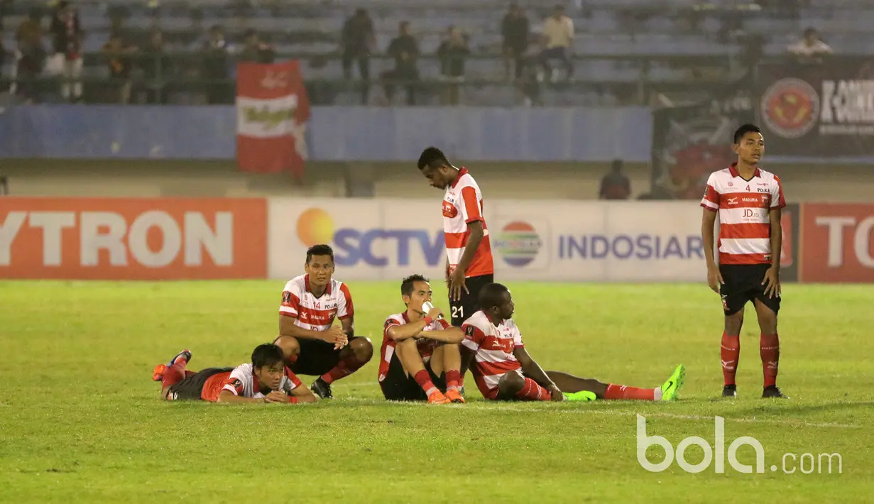 Para pemain Madura United bersiap melakukan adu penalti melawan Pusamania Borneo FC pada babak delapan besar Piala Presiden 2017 di Stadion Manahan, Solo. Jumat (25/2/2017). (Bola.com/Nicklas Hanoatubun)