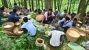 Warga mengikuti prosesi Sadranan Asyura di makam kiai kramat di bukit Tlogo Pucang, Kandangan, Temanggung, Rabu  (12/10).  Warga berdatangan sambil membawa tenongan berisi makanan yang didoakan dan kemudian di makan bersama. (Liputan6.com/Gholib)