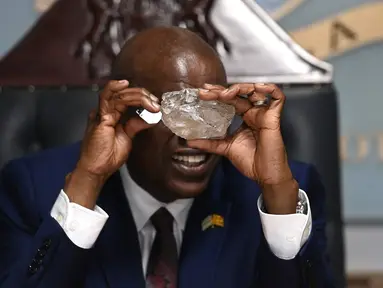 Presiden Botswana Mokgweetsi Masisi melihat berlian terbesar yang ditemukan di Botswana, di kantornya, Gaborone pada 22 Agustus 2024. (Monirul BHUIYAN / AFP)